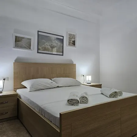 Two Bedroom With Sea View 021 شقة