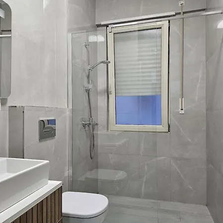 Two Bedroom With Sea View 021 شقة