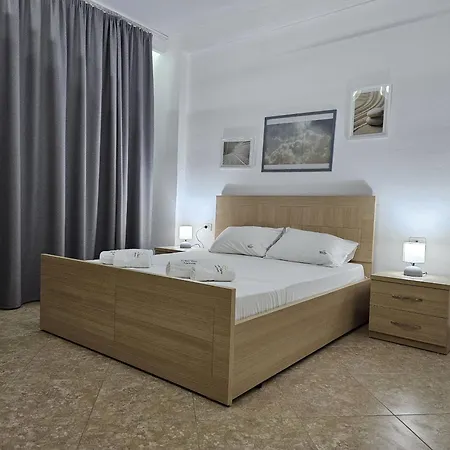 Two Bedroom With Sea View 021 شقة