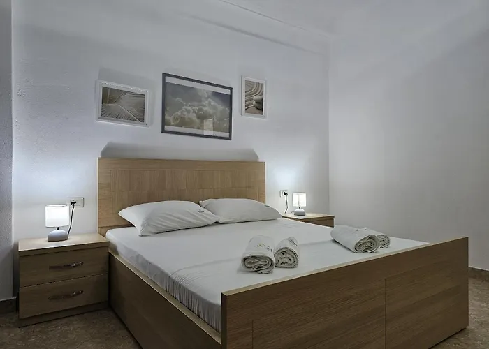 Two Bedroom With Sea View 021 דירה
