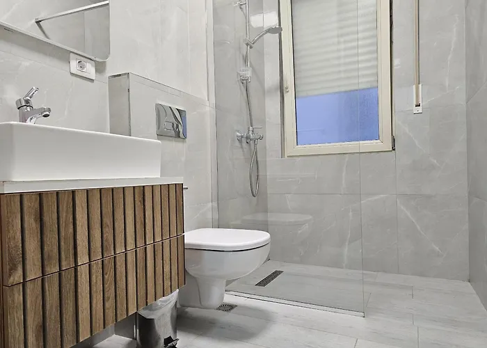 Two Bedroom With Sea View 021 דירה