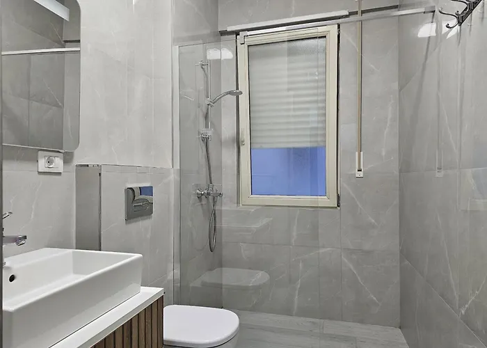 Two Bedroom With Sea View 021 דירה