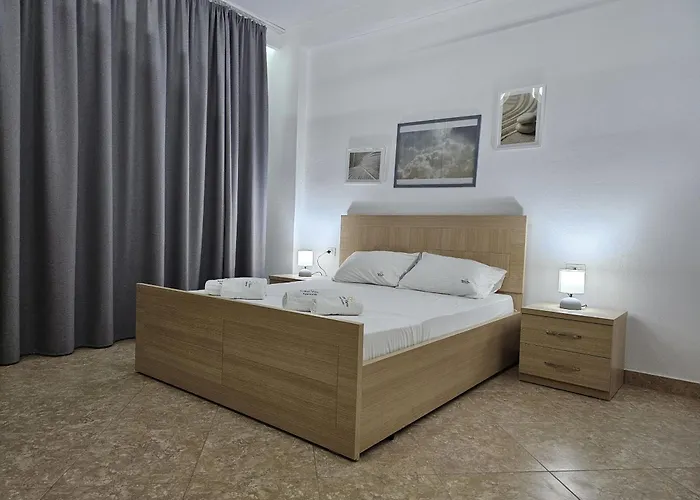 Two Bedroom With Sea View 021 דירה