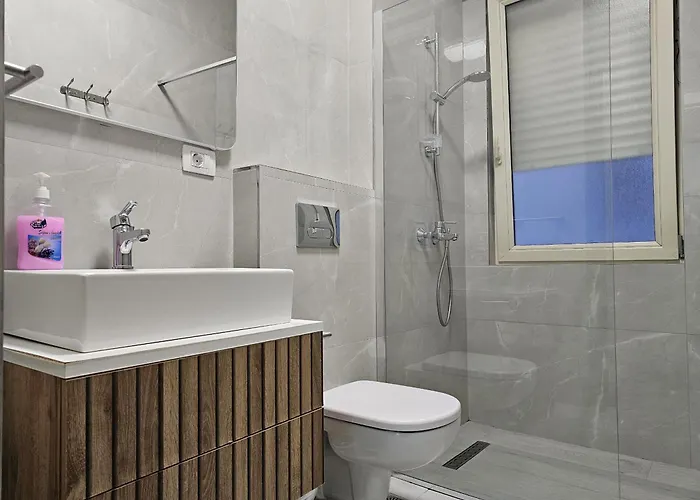 Two Bedroom With Sea View 021 דירה