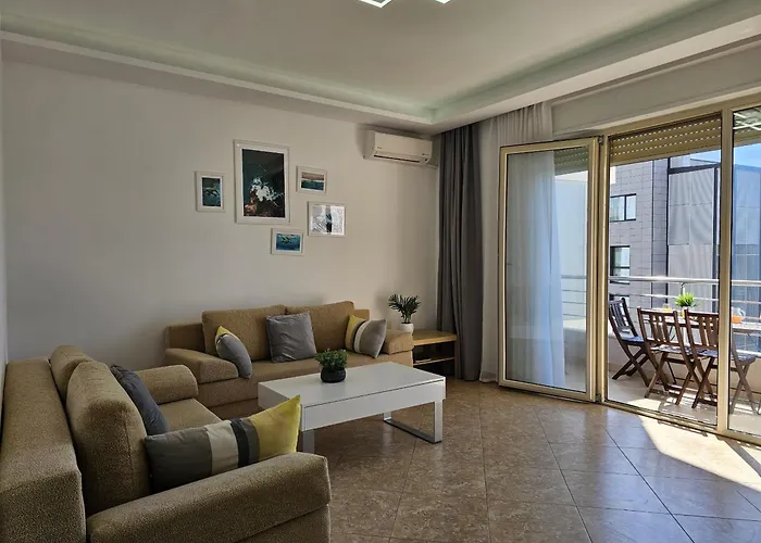 Two Bedroom With Sea View 021 דירה *